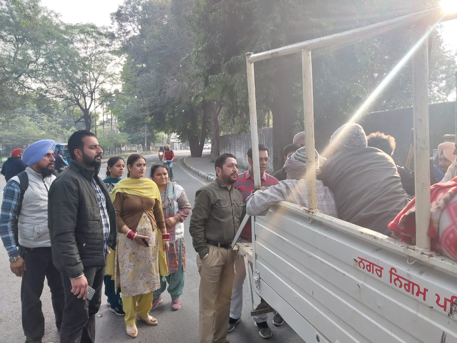 असहायों के लिए प्रशासन बना सहारा, सड़कों पर रहने वाले लोगों को झुग्गियों में पहुंचाया